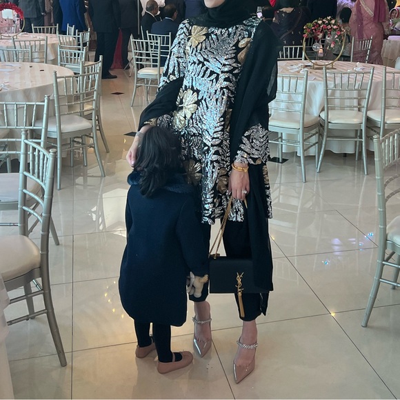 Badgely Mishka Dress size 2 very flattering and even more beautiful in person - Picture 4 of 4